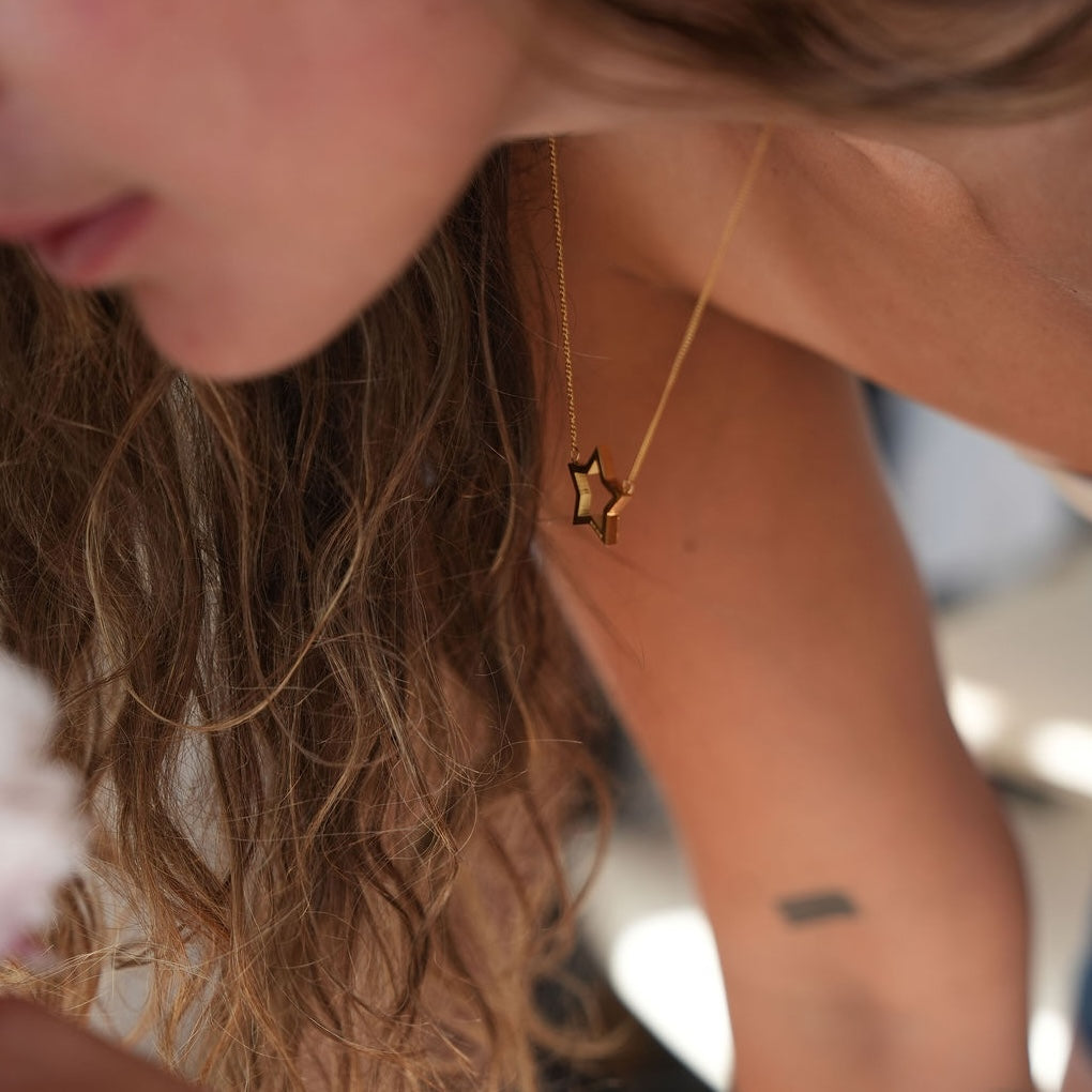 gold star pendant necklace 